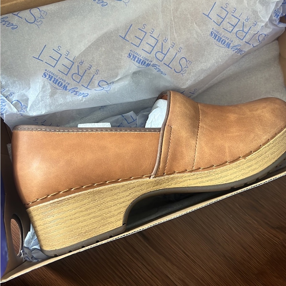 TAN non slip clogs